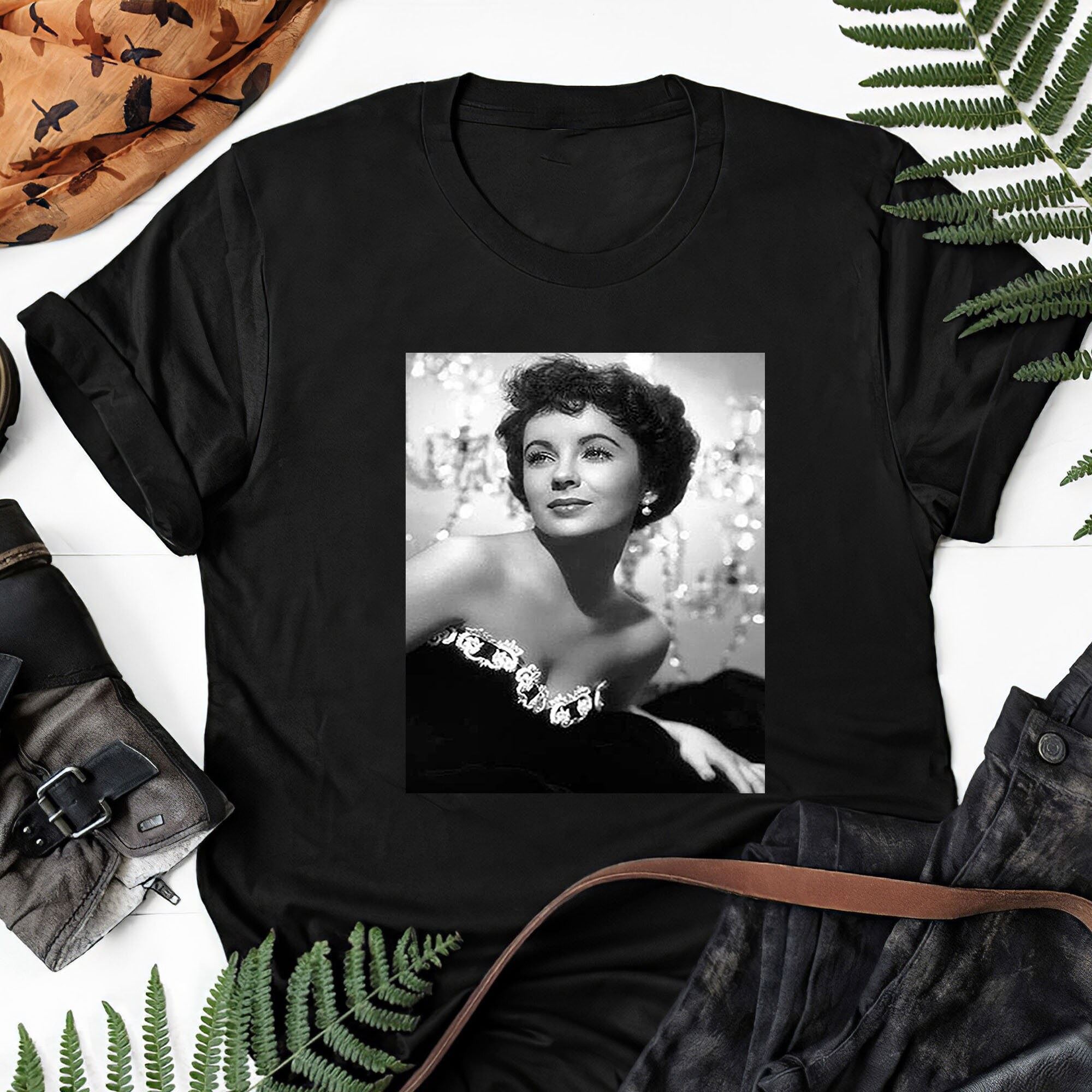Happy Elizabeth Taylor Black And White Photo A Place In The Sun Gift Tee For Men Women Unisex T-shirt 